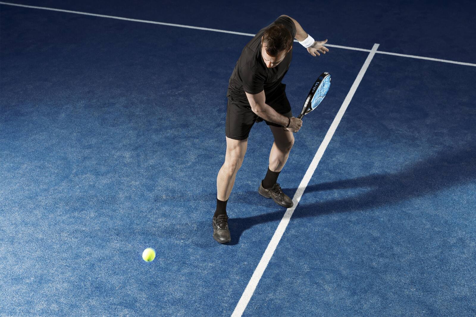 Jugadores de pádel revisando estadísticas en la app Rebotea